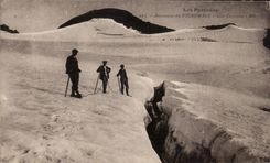 CPA Les Pyrenees Ascension Du Vignemale Une crevasse Alpinisme 