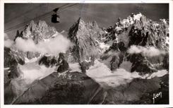 CPA Chamonix Teleferique Du Brevent Les Grands Charmoz Le Grepon Blaitlere et l'alguille du Plan