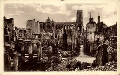 CPA Rheims in ruins the Militaria cathedral