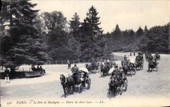 CPA Paris the Bois de Boulogne Enters the two Lakes Horses barouches