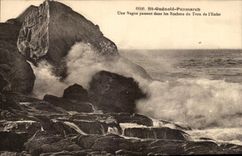 CPA St Guenole Penmarch a vague passer by in the Rocks of the Hole of the Hell