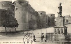 CPA Angers the Castle and Statue