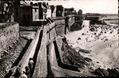 CPA en paredes de la ciudad del fortiflee del La de Malo del santo de Bretana en el borde de la playa