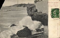 CPA Biarritz Pecheurs a la ligne pres du rocher Le Basta