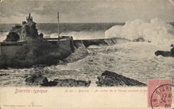 CPA Biarritz Typique Biarritz Rocher De La Vierge Pendant la tempete 