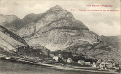 CPA the High Pyrenees Village De Gavarnie And Pic De Secugnac