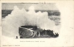 CPA Biarritz Vague au Rocher De La vierge 