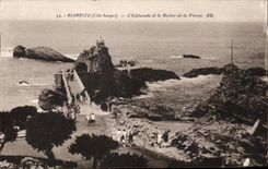 CPA Biarritz L'Esplanade Et Le rocher De La Vierge