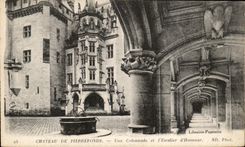 CPA Chateau De Pierrefonds Une Colonnade et L'Escalier d'Honneur