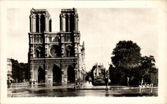 CPA Paris While Strolling the Square Of Notre Dame