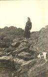 CARTE PHOTO Femme et chien sur les rochers 