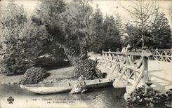 CPA Tours Le Pont du Lac du Jardin des Prebandes D'Oe Femme (animee)