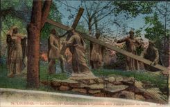 CPA Lourdes Le Calvaire Simon le Cyreneen aide a porter sa Croix