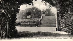 CPA Compiegne Vue Prise Sous La Tonnelle Et l'Escalier Du Chateau