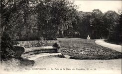 CPA Compiegne Le parc et le Banc de Napoleon 1er