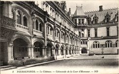 CPA Pierrefonds la columnata del castillo del patio principal