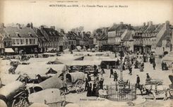 CPA Montreuil sur Mer La Grande Place un Jour de Marche TOP