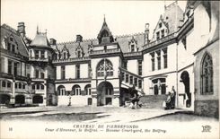 CPA Chateau de Pierrefonds Cour d'Honneur Le Beffroi 