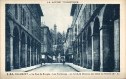 CPA Chambery La Rue de Boigne Les Portiques Au fond le Chateau des Ducs de Savoie