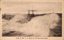 CPA Coup de Mer a la Digue de Portrieux Saint Quay Bateau Voilier 