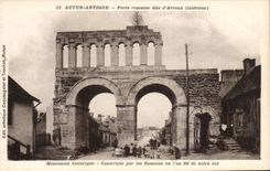 CPA Autun Antique Porte Romaine Dite d'Arroux Enfants