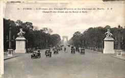 CPA Paris L'Avenue des Champs Elyseees Et les Chevaux de Marly Champs Elysees Avenne And The Horse of Marly