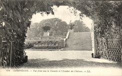 CPA Compiegne Vue prise sous la Tpnnelle et l'Escalier du Chateau