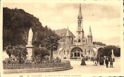 CPA Lourdes La Basilique et le Vierge Courounnee