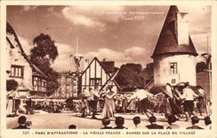CPA Paris D'Attractions La Vieille France Danses Sur La Place Du Village Exposition internationale 1937