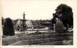 CPA Angers Un Coin du Jardin du mail