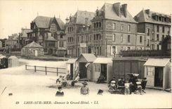 CPA Lion sur Mer In front of the Large Hotel