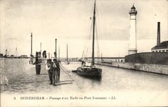 CPA Ouistreham Passage d un Yacht au Pont Tournant Bateau Phare 