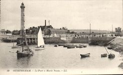 CPA Ouistreham Le Port a Maree Haute Phare Bateau
