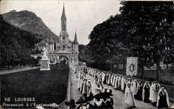 CPA Lourdes Procession a l'Esplanade