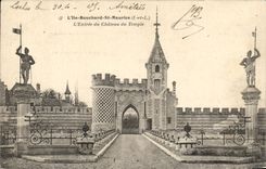 CPA L'Ile Bouchard St maurice L'Entree du Chateau du Temple