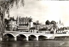 CPSM Les merveilles Du Val De Loire Amboise Le Chateau son enceinte et la Chapelle Saint Hubert Au Premier plan le pont 