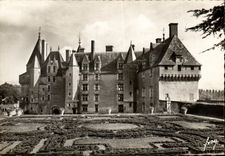 CPSM Langeais el ataque frontal del castillo en los jardines