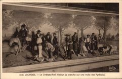 CPA Lourdes Chateau Fort Retour de marche sur une route des Pyrenees