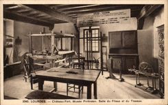 CPA Lourdes le Chateau Fort Musee Pyreneen Salle du Filage et du Tissage