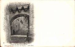 CPA Annaye Du Mont Saint Michel Pont Fortifie dans la Cour de l'Eglise