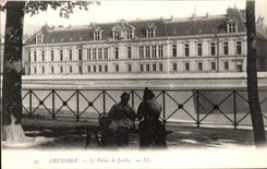 CPA Grenoble Le Palais de Justice Femmes