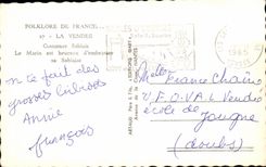 CPSM Folklore de France La Vendee Costumes Sablais Le Marin est Heuireux d'embrasser sa Sablaise Enfants