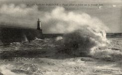 Energia vaga del d'Olonne de los Sables de CPA a romperse en el embarcadero grande