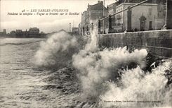 d'Olonne de los Sables de CPA durante la tormenta vaga que se rompe en el terraplen