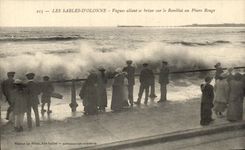 Energia vaga del d'Olonne de los Sables de CPA a romperse en el faro rojo del aua del terraplen