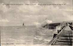 d'Olonne de los Sables de CPA durante el barco de tormenta que entra en al essuyant portuario una inflamacion pesada
