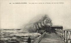 Laminas del d'Olonne de los Sables de CPA en el embarcadero de la paja por un mar furioso
