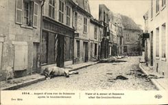 CPA Aspect d 'Une rue de Soissons apres le Bombardement Militaria Cheval