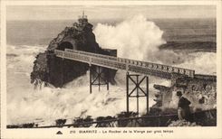 CPA Biarritz La Rocher de la Vierge Par Gros Temps