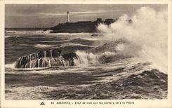 CPA Biarritz Effect de mer sur les rochers vers le phare